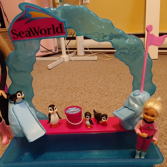 Barbie SeaWorld Antarctica Penguin Trainer - Picture 3 of 4